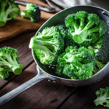 Brokkoli mit Lutein und Zeaxanthin in einer Metallkelle