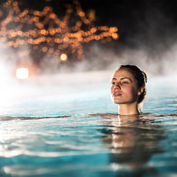 Schwangere Frau nachts in Schwimmbecken