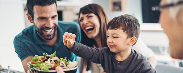 Familie lacht am Esstisch