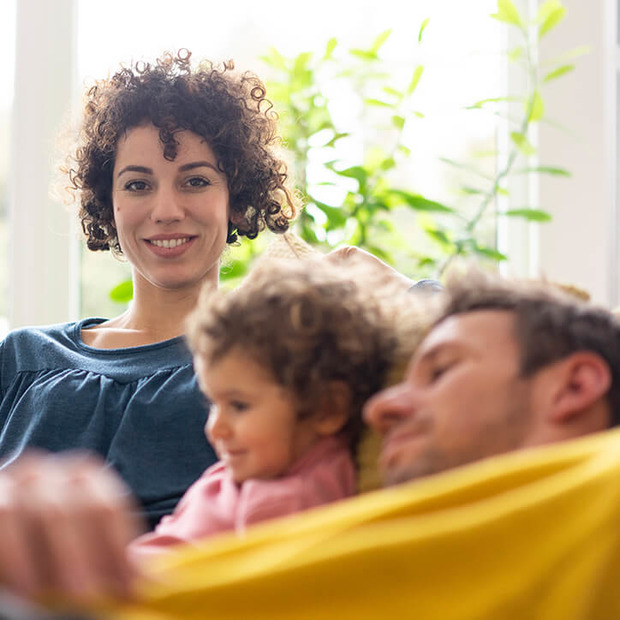 Familie auf dem Sofa