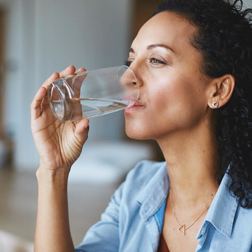 Frau trinkt Wasser