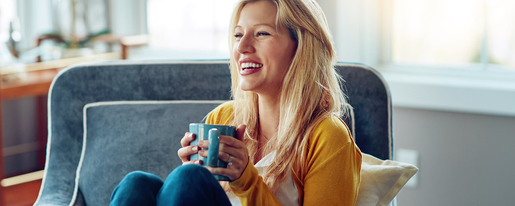 Frau Mit Tee auf dem Sofa