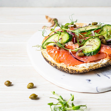 Räucherlachs mit Omega-3-Fettsäuren auf getoastetem Brot