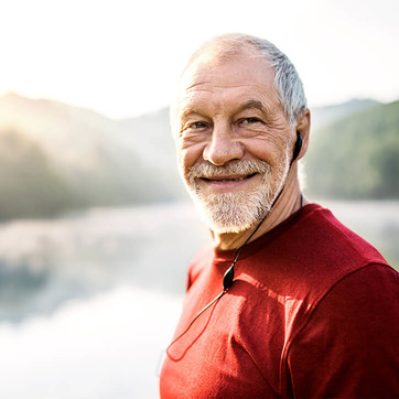 Sportlicher älterer Mann in der Natur