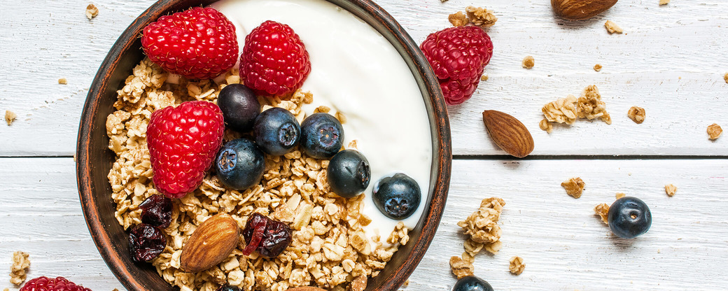 Knuspermüsli mit Obst auf Joghutz