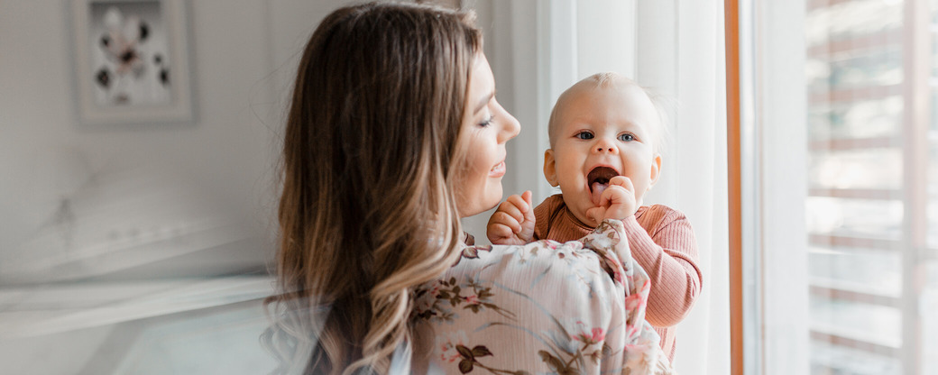 Mutter mit lachendem Baby