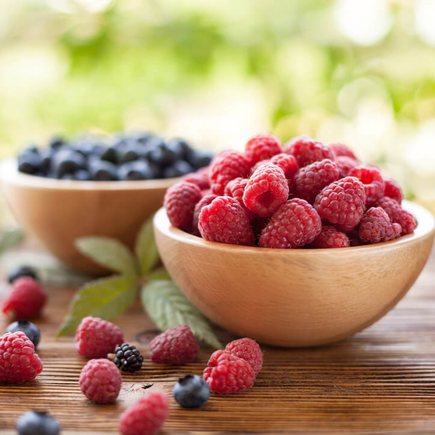 Frische Beeren in Holzschalen