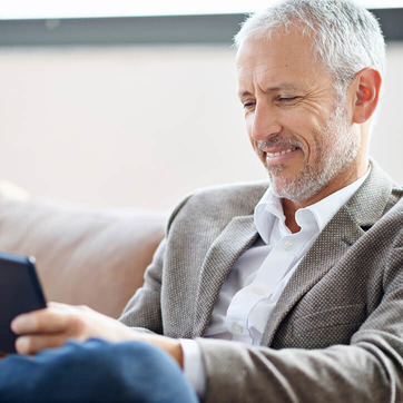 Lächelnder Mann mit Tablet in der Hand