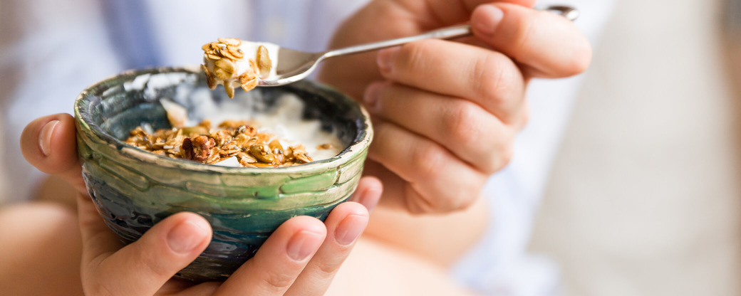 Eine Müslischale mit laktosefreiem Joghurt für Menschen mit Laktoseintoleranz.