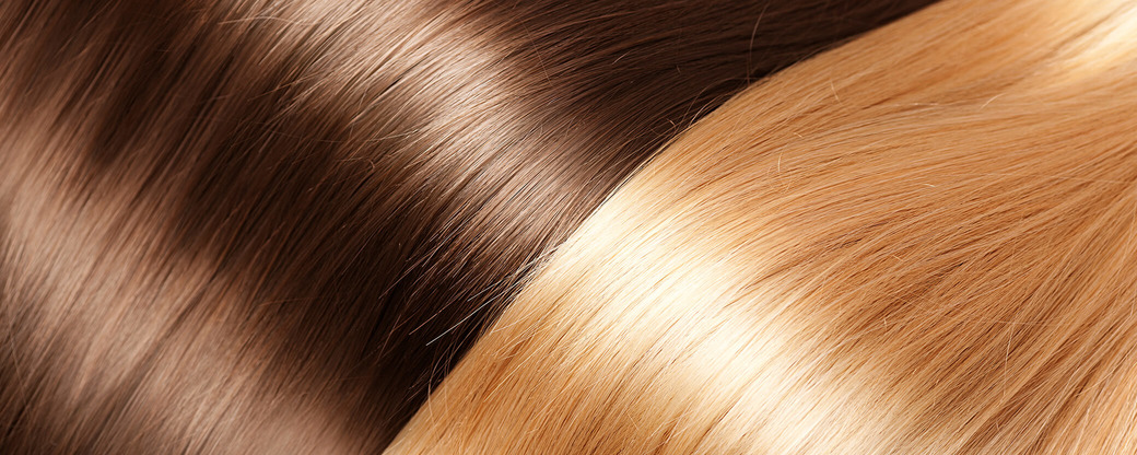 Close-up dunkle Haare neben blonden Haaren